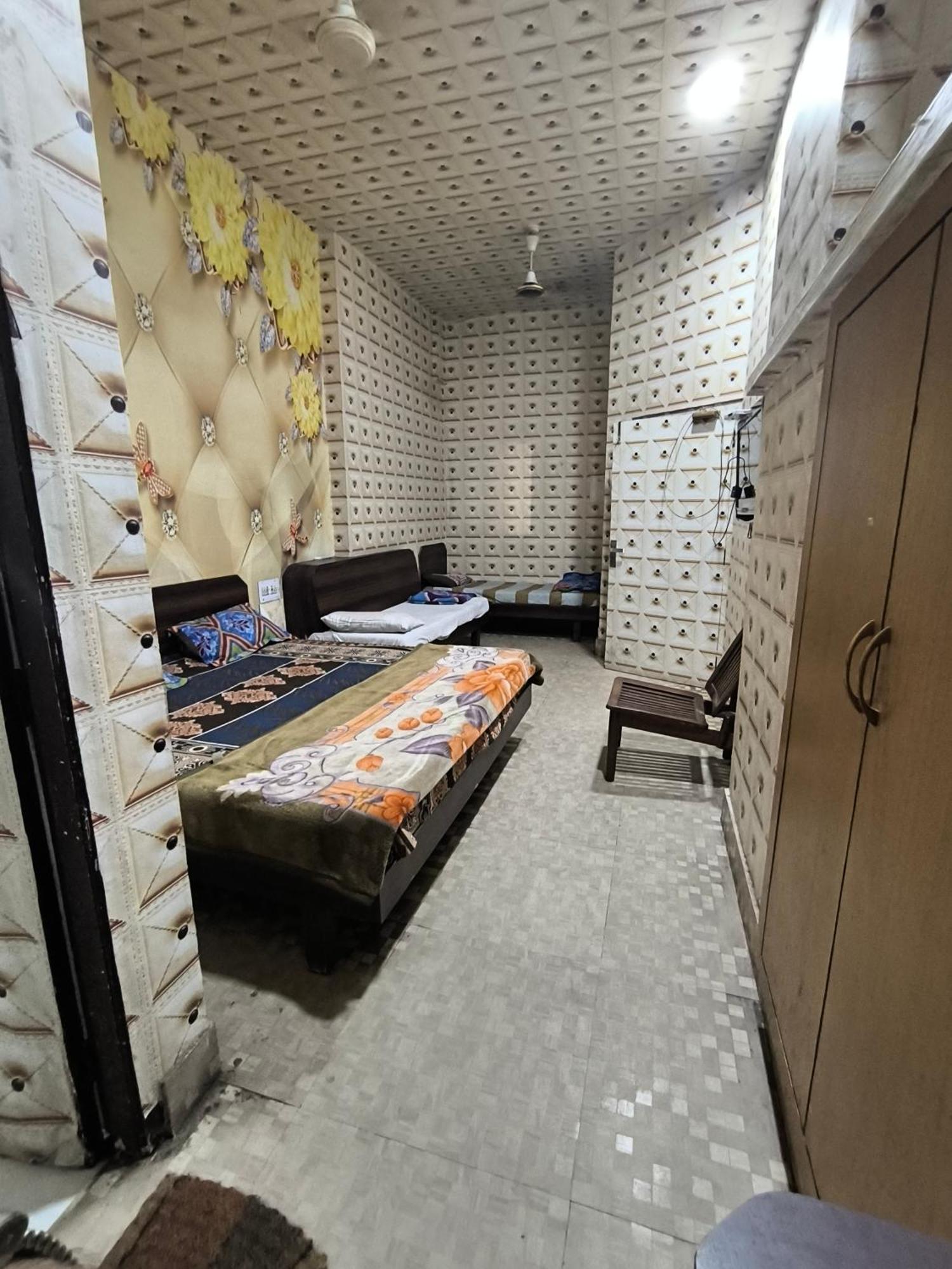 Hotel Jogi Guest House Welcome All Families, Friends, Groups, Couples, Singles Fully Airconditioner, Attach Washrooms, Lift, Wifi, 24 Hours Room Service, Power Backup Amritsar Pokoj fotografie